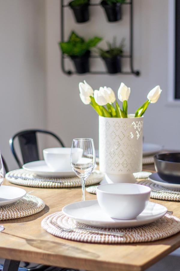 Apartment Sunsoaked & Stylish 3 Bed, 1.5 Bath W Garage *