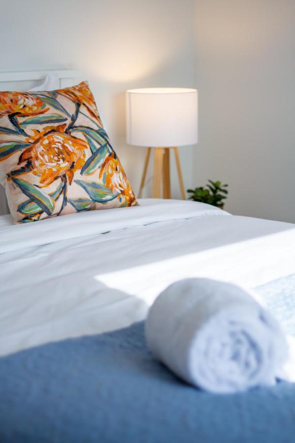 Apartment Sunsoaked & Stylish 3 Bed, 1.5 Bath W Garage