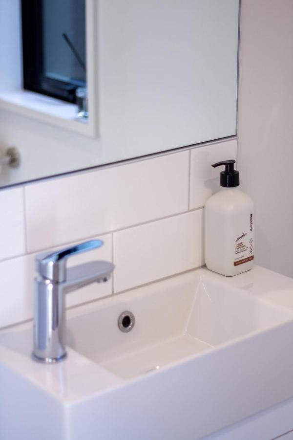 Sunsoaked & Stylish 3 Bed, 1.5 Bath W Garage * Christchurch